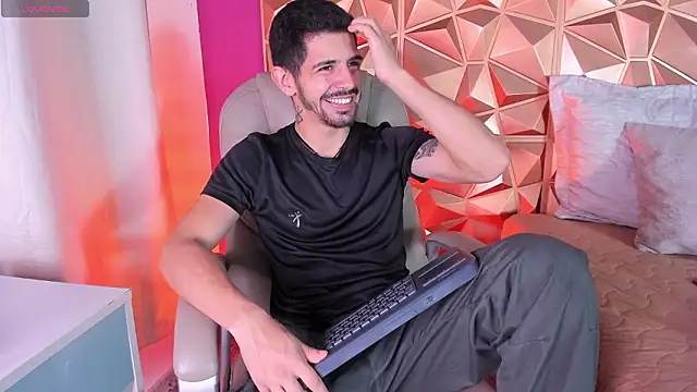 Snapshot of AlejandroStormm chatting on March 22, 5:00 am AlejandroStormm online show from March 22, 5:00 am