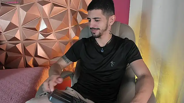Snapshot of AlejandroStormm chatting on April 8, 4:01 am AlejandroStormm online show from April 8, 4:01 am
