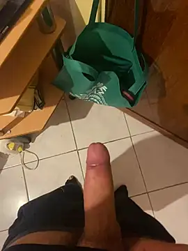 Snapshot of mikekmi21 chatting on February 24, 8:25 pm mikekmi21 online show from February 24, 8:25 pm