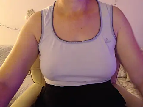 Snapshot of YourfantasyGiuly chatting on June 6, 9:03 am YourfantasyGiuly online show from June 6, 9:03 am