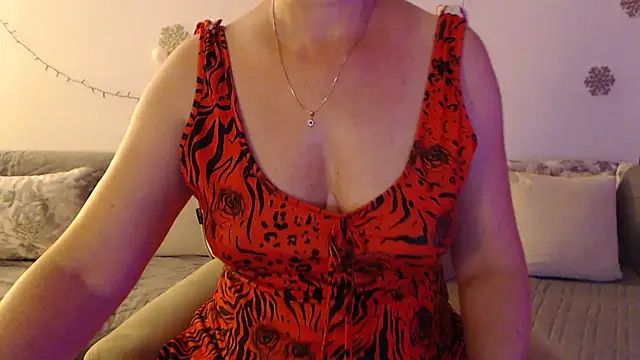 Snapshot of YourfantasyGiuly chatting on July 8, 5:28 pm YourfantasyGiuly online show from July 8, 5:28 pm