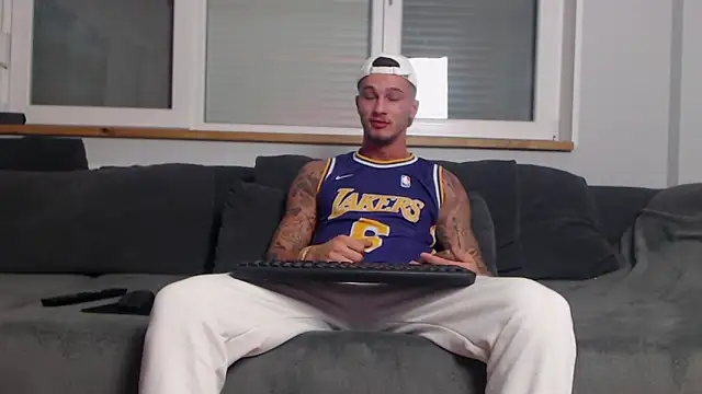 Snapshot of Zzedd chatting on March 6, 5:43 pm Zzedd online show from March 6, 5:43 pm