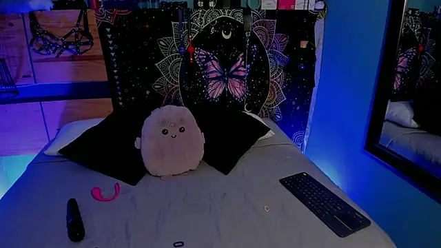 ChloeAllennn online show from June 19, 11:30 pm