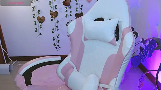 Snapshot of hellokitty__valery chatting on June 14, 2:24 am hellokitty valery online show from June 14, 2:24 am