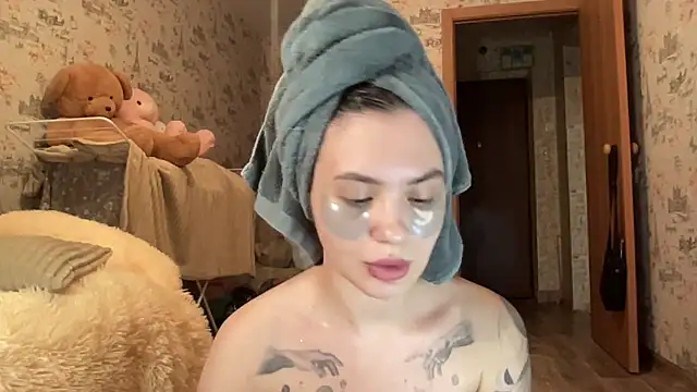 Just Scarlet  online show from March 18, 5:10 pm