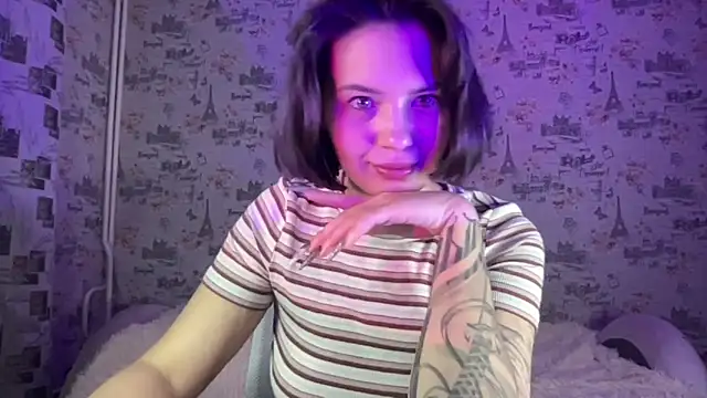 Just Scarlet  online show from October 18, 11:55 am