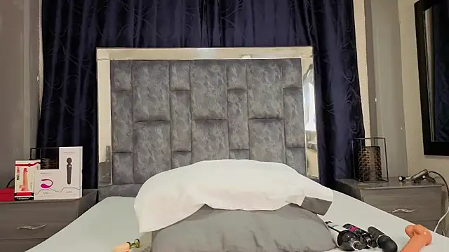 Snapshot of Effie_cooper chatting on October 11, 8:51 pm Effie cooper online show from October 11, 8:51 pm