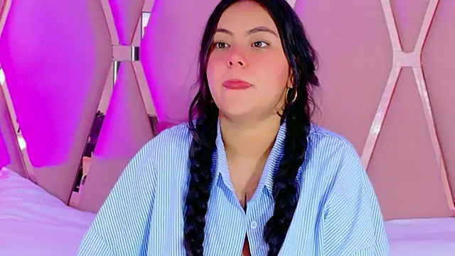 Snapshot of Emily_Black1 chatting on May 16, 12:18 am Emily Black1 online show from May 16, 12:18 am