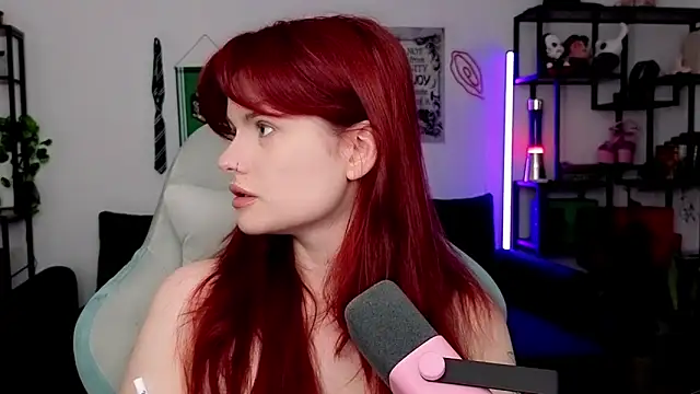 Snapshot of Della_Ideal chatting on May 4, 5:31 pm Della Ideal online show from May 4, 5:31 pm