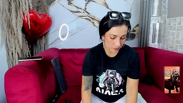 Snapshot of Bella_williamss_ chatting on May 8, 8:25 pm Bella williamss online show from May 8, 8:25 pm