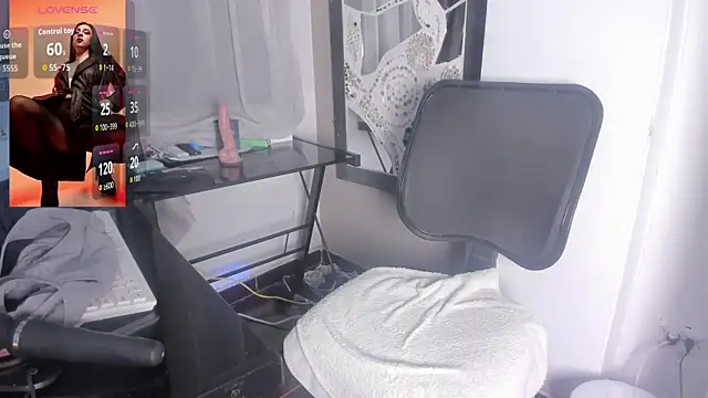 Snapshot of Bella_williamss_ chatting on May 23, 8:29 am Bella williamss online show from May 23, 8:29 am