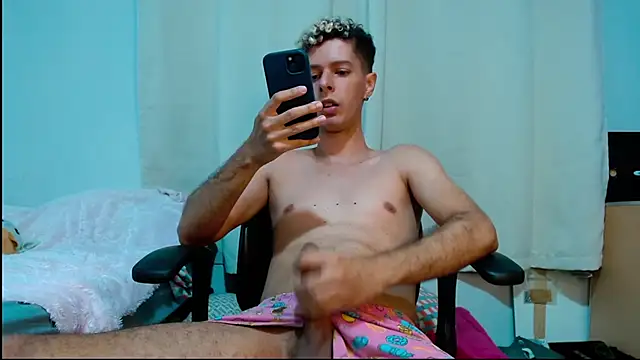 Snapshot of blondetwink chatting on February 24, 3:44 am blondetwink online show from February 24, 3:44 am