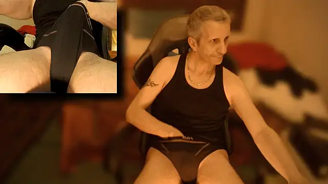 Snapshot of maxdaddy690 chatting on February 25, 9:13 pm maxdaddy690 online show from February 25, 9:13 pm