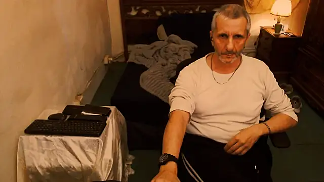 Snapshot of maxdaddy690 chatting on October 6, 9:12 pm maxdaddy690 online show from October 6, 9:12 pm