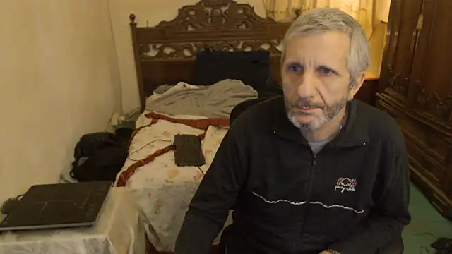 Snapshot of maxdaddy690 chatting on December 22, 2:36 pm maxdaddy690 online show from December 22, 2:36 pm