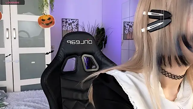 Snapshot of Cherry_Bite chatting on October 31, 10:11 pm Cherry Bite online show from October 31, 10:11 pm