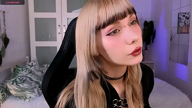 Snapshot of Cherry_Bite chatting on November 13, 9:47 pm Cherry Bite online show from November 13, 9:47 pm