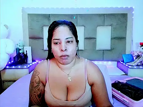 Snapshot of indiantopaz694u chatting on July 11, 5:32 am indiantopaz694u online show from July 11, 5:32 am