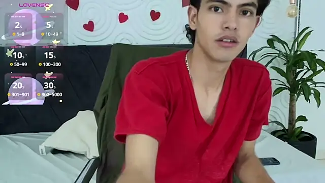 Snapshot of Maximoherrera_16 chatting on May 13, 12:13 pm Maximoherrera 16 online show from May 13, 12:13 pm