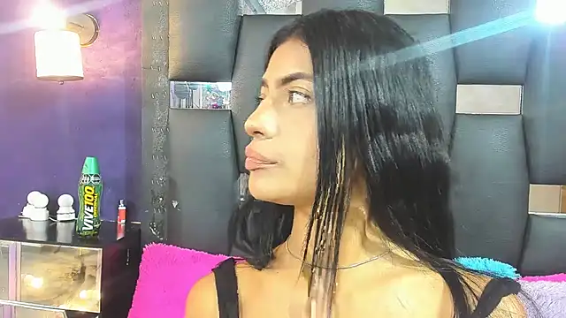 Snapshot of EMYCLARK01 chatting on September 24, 4:38 am EMYCLARK01 online show from September 24, 4:38 am