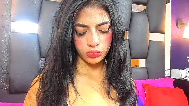 Snapshot of EMYCLARK01 chatting on November 23, 2:11 am EMYCLARK01 online show from November 23, 2:11 am