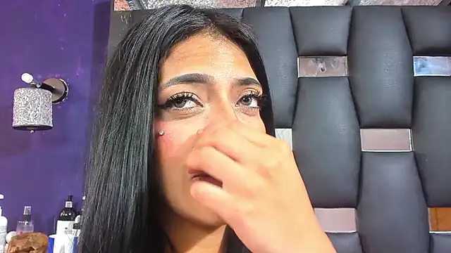 Snapshot of EMYCLARK01 chatting on December 4, 3:32 pm EMYCLARK01 online show from December 4, 3:32 pm