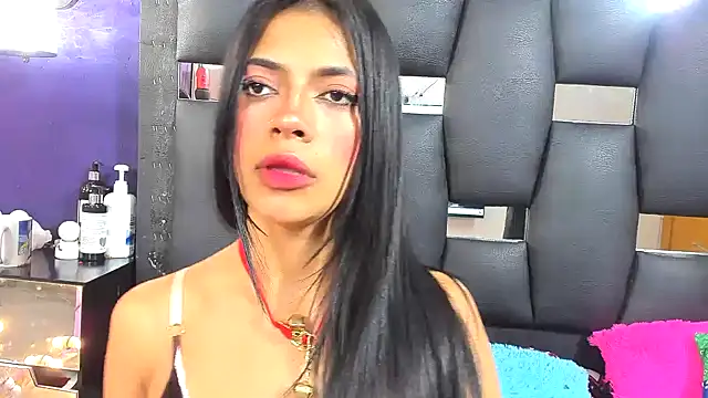 Snapshot of EMYCLARK01 chatting on December 15, 11:25 am EMYCLARK01 online show from December 15, 11:25 am