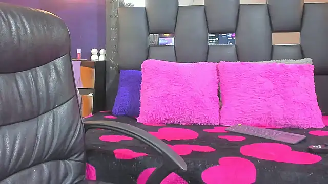 EMYCLARK01 online show from May 1, 5:23 am