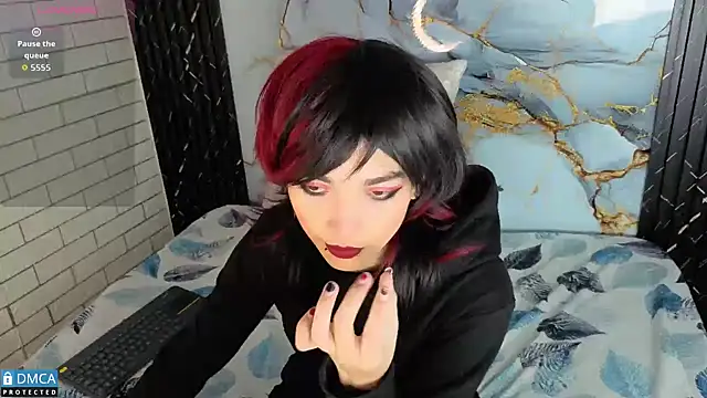 Snapshot of MaeveKuro chatting on October 31, 3:07 am MaeveKuro online show from October 31, 3:07 am