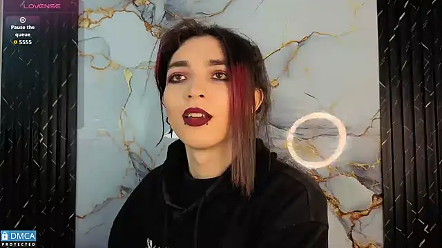 Snapshot of MaeveKuro chatting on November 4, 3:38 am MaeveKuro online show from November 4, 3:38 am