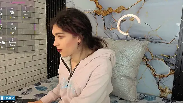 Snapshot of MaeveKuro chatting on November 15, 3:15 am MaeveKuro online show from November 15, 3:15 am