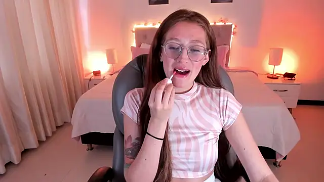 Snapshot of Emily_Warren_ chatting on October 7, 7:33 pm Emily Warren online show from October 7, 7:33 pm