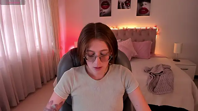 Snapshot of Emily_Warren_ chatting on October 16, 7:37 pm Emily Warren online show from October 16, 7:37 pm