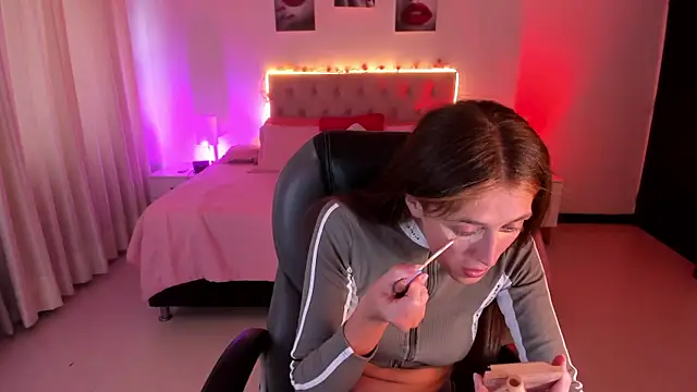 Emily Warren  online show from December 19, 7:43 pm