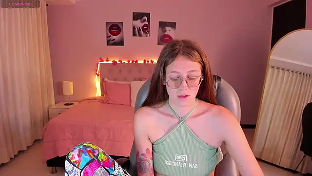 Snapshot of Emily_Warren_ chatting on June 5, 8:58 pm Emily Warren online show from June 5, 8:58 pm