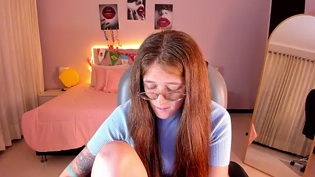 Snapshot of Emily_Warren_ chatting on July 9, 8:46 pm Emily Warren online show from July 9, 8:46 pm