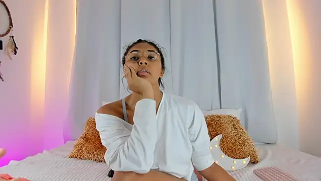 Melodymoore  online show from June 26, 7:35 am