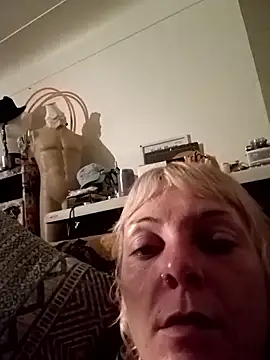 Snapshot of Foxxyhoneypott chatting on June 15, 7:21 am Foxxyhoneypott online show from June 15, 7:21 am