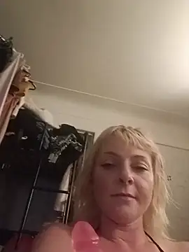 Snapshot of Foxxyhoneypott chatting on June 17, 10:39 am Foxxyhoneypott online show from June 17, 10:39 am