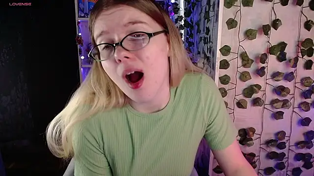 Strawberry juli online show from March 12, 10:05 am