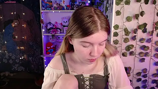 Strawberry juli online show from March 18, 2:15 am