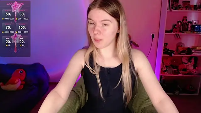 Snapshot of Strawberry_juli chatting on June 6, 5:34 am Strawberry juli online show from June 6, 5:34 am