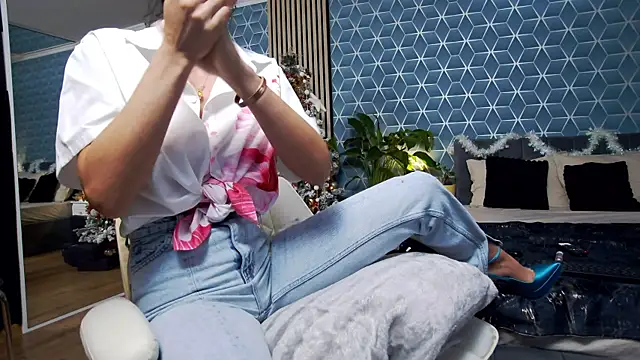 zoeylarkens online show from December 14, 7:18 pm