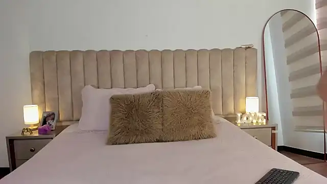 Sophie Restrepo online show from February 1, 5:00 pm