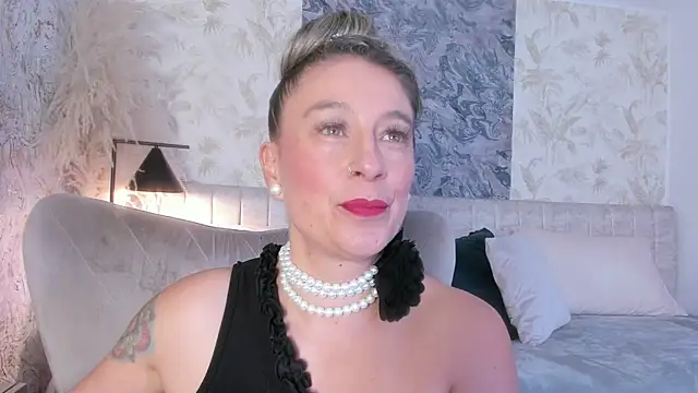 Liannaa  online show from November 6, 7:48 pm