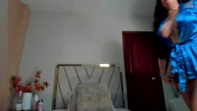 Snapshot of SeleneLujan chatting on December 5, 11:52 am SeleneLujan online show from December 5, 11:52 am