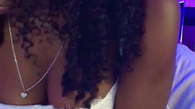 Snapshot of Qeen_blackk chatting on October 25, 8:14 pm Qeen blackk online show from October 25, 8:14 pm