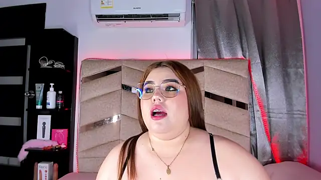 MadissonLee   online show from April 28, 10:15 pm