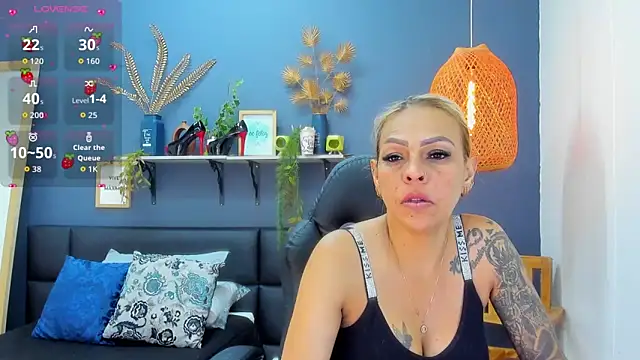Snapshot of yessila_parker chatting on June 6, 8:52 am yessila parker online show from June 6, 8:52 am