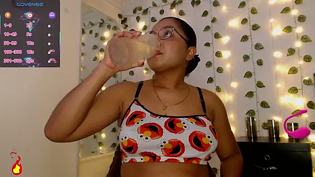 Snapshot of victtoria_cane63 chatting on May 14, 10:27 pm victtoria cane63 online show from May 14, 10:27 pm